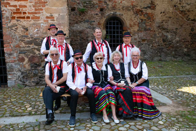 [FOTO] Szykowne stroje, uroczysty pochód i dobra zabawa! Międzypokoleniowa Biesiada Historyczna na ząbkowickim zamku