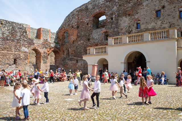 [FOTO] Szykowne stroje, uroczysty pochód i dobra zabawa! Międzypokoleniowa Biesiada Historyczna na ząbkowickim zamku