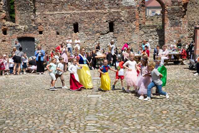 [FOTO] Szykowne stroje, uroczysty pochód i dobra zabawa! Międzypokoleniowa Biesiada Historyczna na ząbkowickim zamku