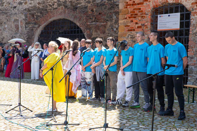[FOTO] Szykowne stroje, uroczysty pochód i dobra zabawa! Międzypokoleniowa Biesiada Historyczna na ząbkowickim zamku