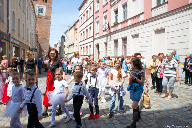 [FOTO] Szykowne stroje, uroczysty pochód i dobra zabawa! Międzypokoleniowa Biesiada Historyczna na ząbkowickim zamku