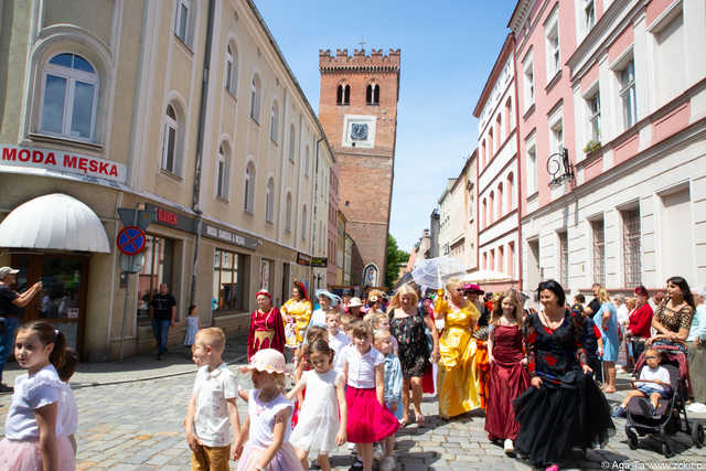 [FOTO] Szykowne stroje, uroczysty pochód i dobra zabawa! Międzypokoleniowa Biesiada Historyczna na ząbkowickim zamku