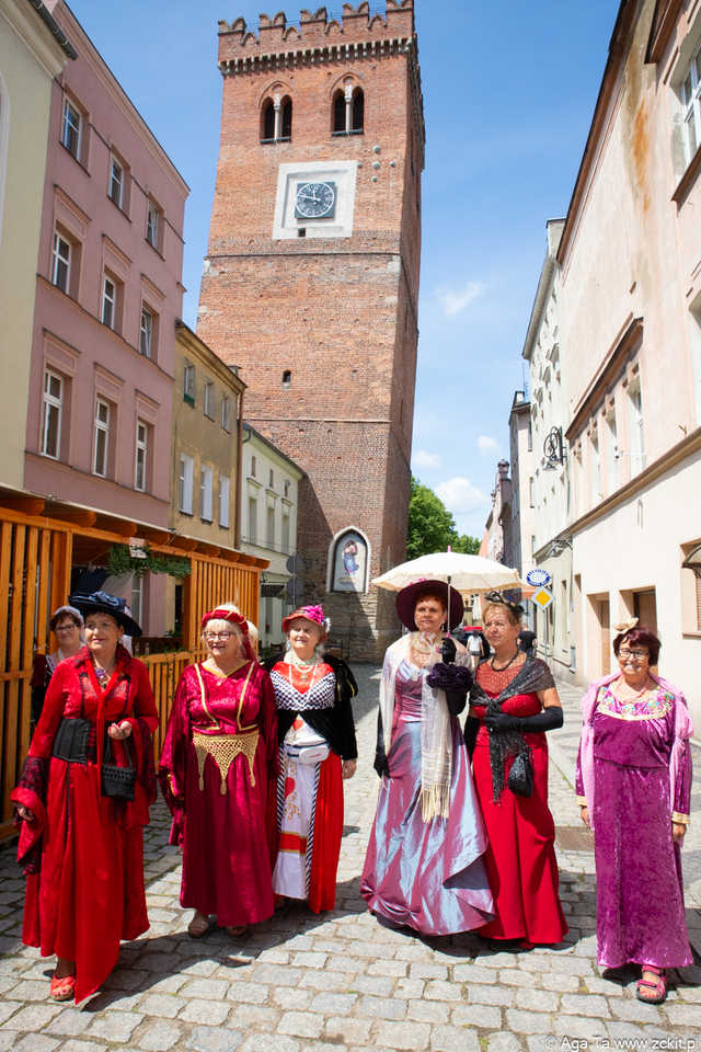 [FOTO] Szykowne stroje, uroczysty pochód i dobra zabawa! Międzypokoleniowa Biesiada Historyczna na ząbkowickim zamku
