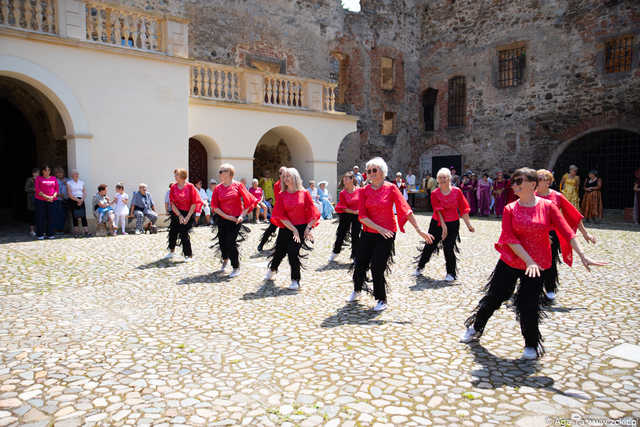 [FOTO] Szykowne stroje, uroczysty pochód i dobra zabawa! Międzypokoleniowa Biesiada Historyczna na ząbkowickim zamku
