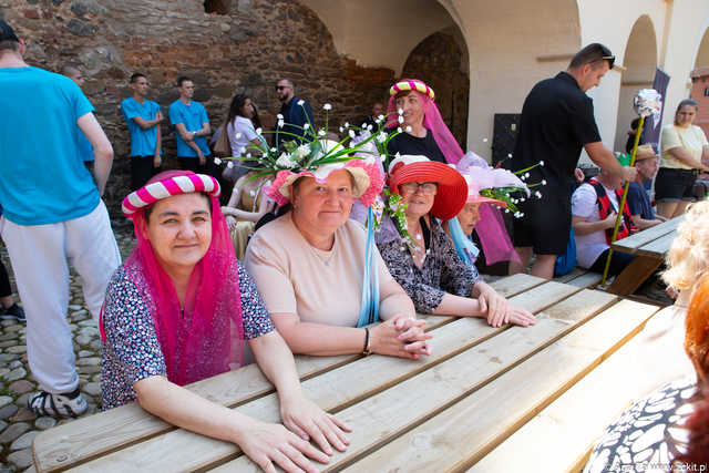 [FOTO] Szykowne stroje, uroczysty pochód i dobra zabawa! Międzypokoleniowa Biesiada Historyczna na ząbkowickim zamku