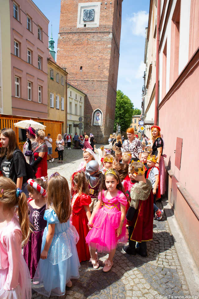 [FOTO] Szykowne stroje, uroczysty pochód i dobra zabawa! Międzypokoleniowa Biesiada Historyczna na ząbkowickim zamku