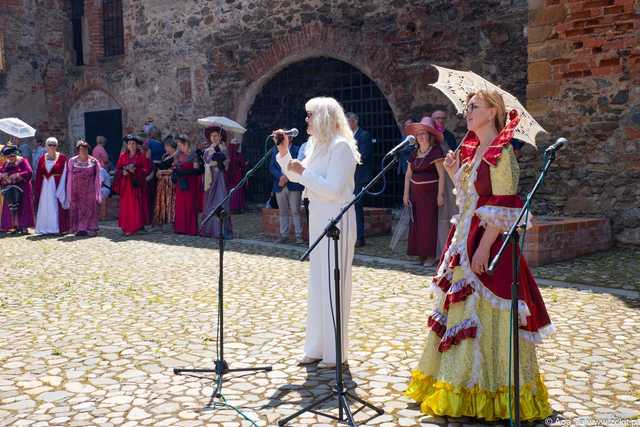 [FOTO] Szykowne stroje, uroczysty pochód i dobra zabawa! Międzypokoleniowa Biesiada Historyczna na ząbkowickim zamku