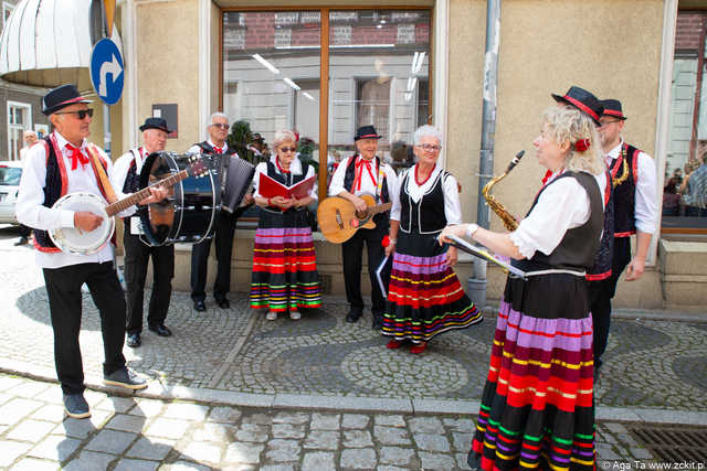 [FOTO] Szykowne stroje, uroczysty pochód i dobra zabawa! Międzypokoleniowa Biesiada Historyczna na ząbkowickim zamku