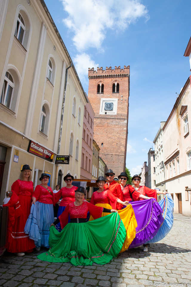 [FOTO] Szykowne stroje, uroczysty pochód i dobra zabawa! Międzypokoleniowa Biesiada Historyczna na ząbkowickim zamku
