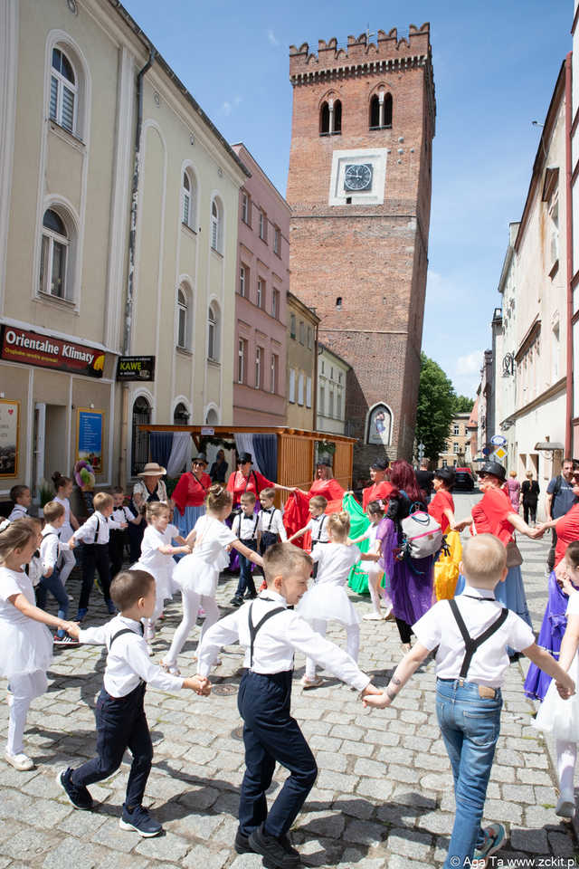 [FOTO] Szykowne stroje, uroczysty pochód i dobra zabawa! Międzypokoleniowa Biesiada Historyczna na ząbkowickim zamku