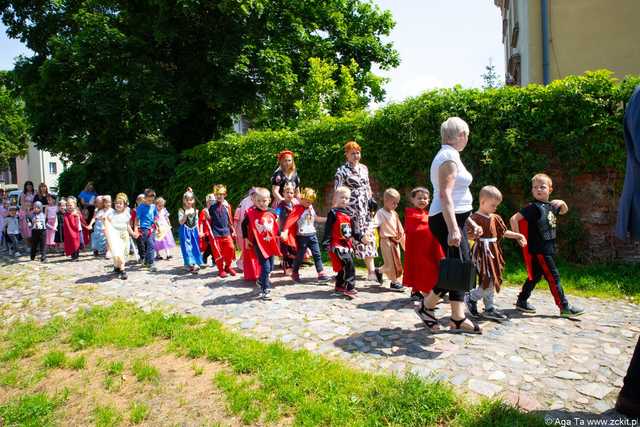 [FOTO] Szykowne stroje, uroczysty pochód i dobra zabawa! Międzypokoleniowa Biesiada Historyczna na ząbkowickim zamku