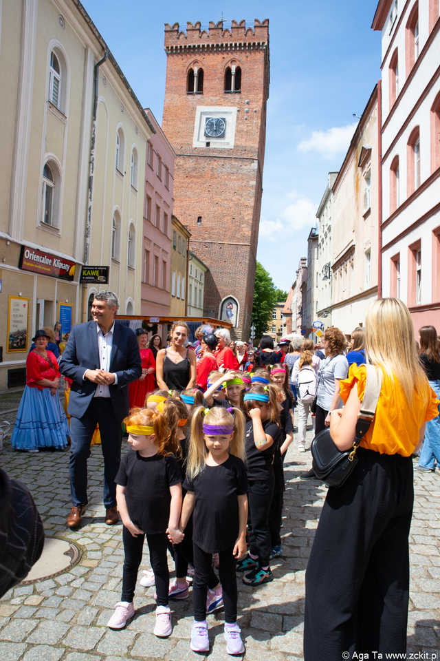 [FOTO] Szykowne stroje, uroczysty pochód i dobra zabawa! Międzypokoleniowa Biesiada Historyczna na ząbkowickim zamku