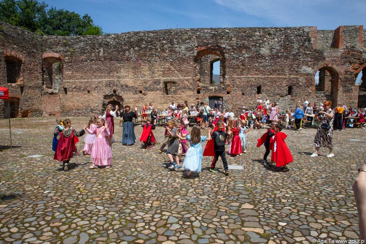 [FOTO] Szykowne stroje, uroczysty pochód i dobra zabawa! Międzypokoleniowa Biesiada Historyczna na ząbkowickim zamku