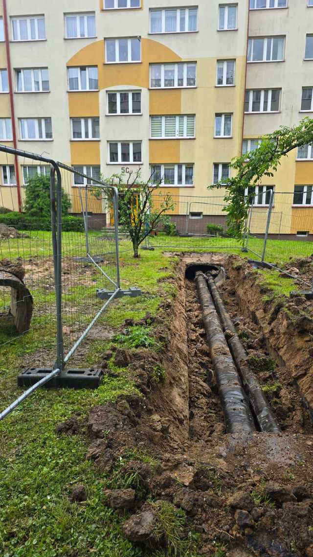 [FOTO] Ruszyła inwestycja za ponad 8 milionów. Jak wyglądają prace nad modernizacją sieci ciepłowniczej w Ząbkowicach?