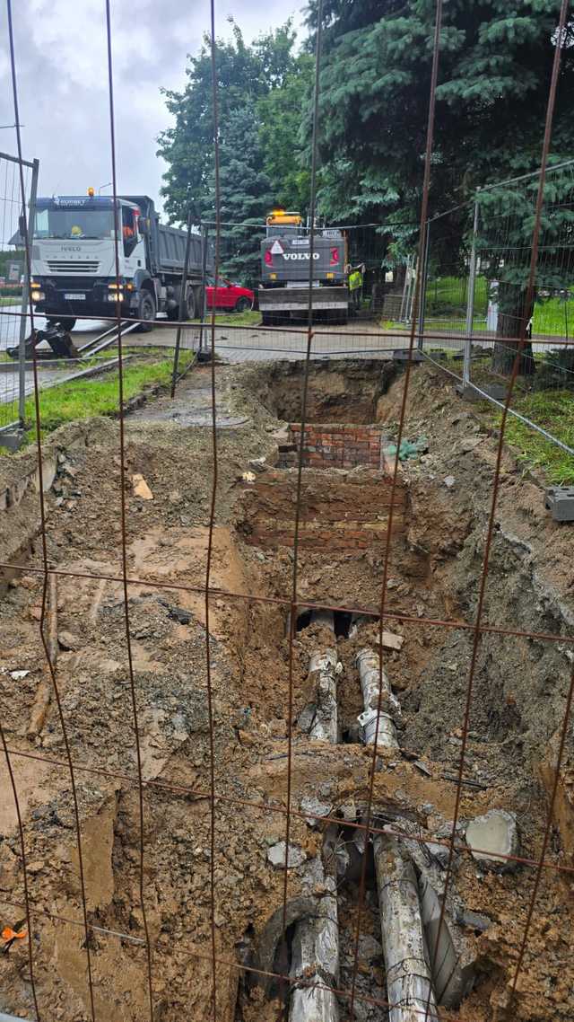 [FOTO] Ruszyła inwestycja za ponad 8 milionów. Jak wyglądają prace nad modernizacją sieci ciepłowniczej w Ząbkowicach?