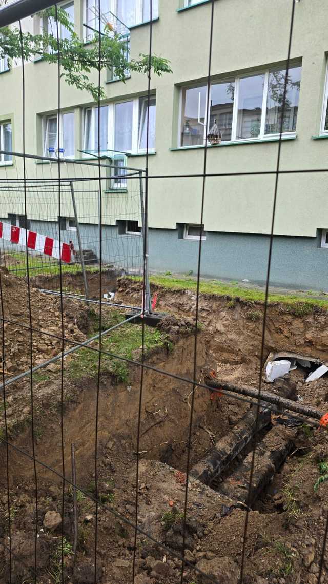 [FOTO] Ruszyła inwestycja za ponad 8 milionów. Jak wyglądają prace nad modernizacją sieci ciepłowniczej w Ząbkowicach?