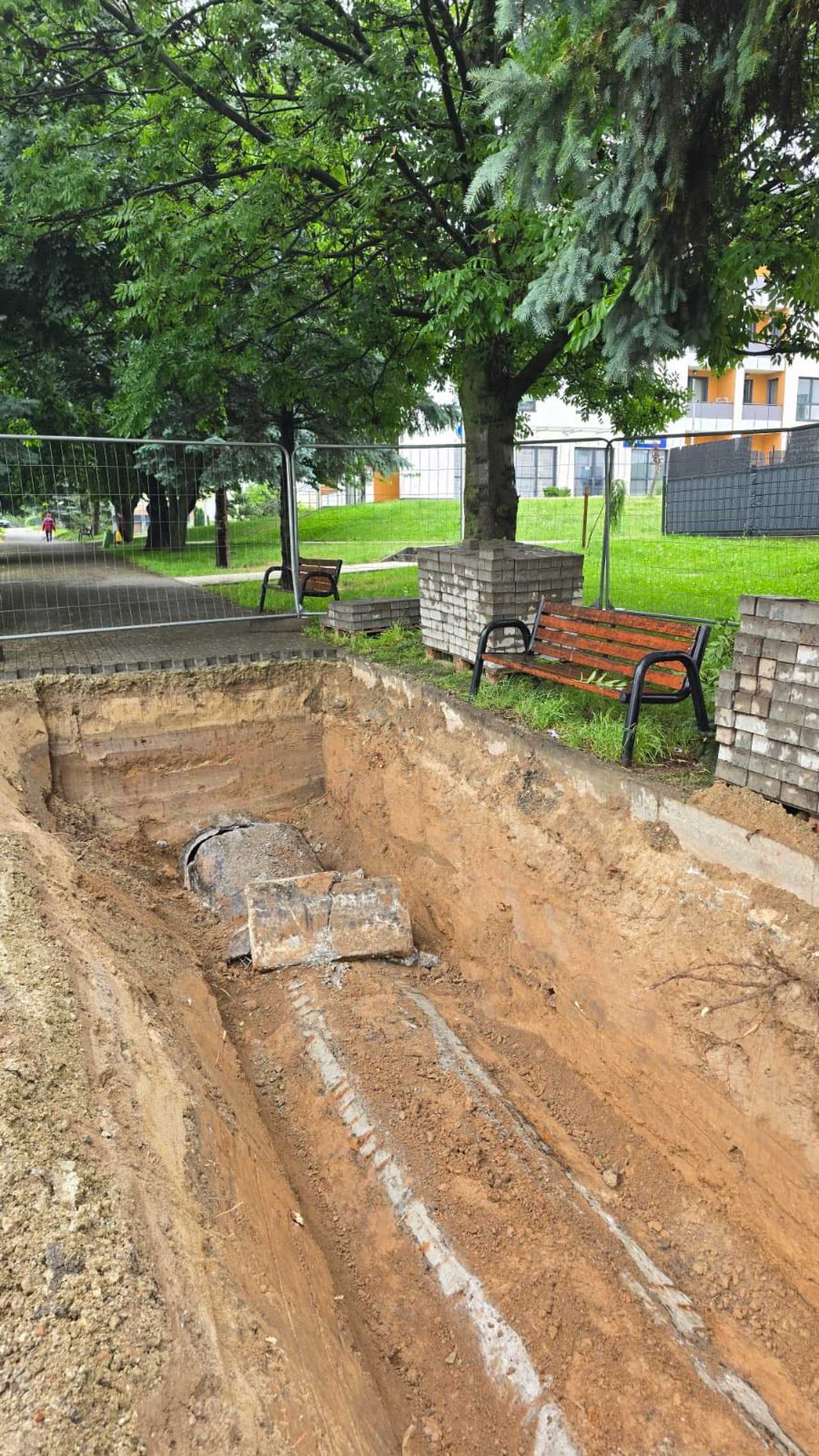 [FOTO] Ruszyła inwestycja za ponad 8 milionów. Jak wyglądają prace nad modernizacją sieci ciepłowniczej w Ząbkowicach?