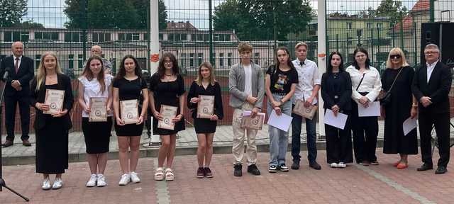 Najlepsi uczniowie szkół ponadpodstawowych z Powiatu Ząbkowickiego nagrodzeni przez Zarząd Powiatu