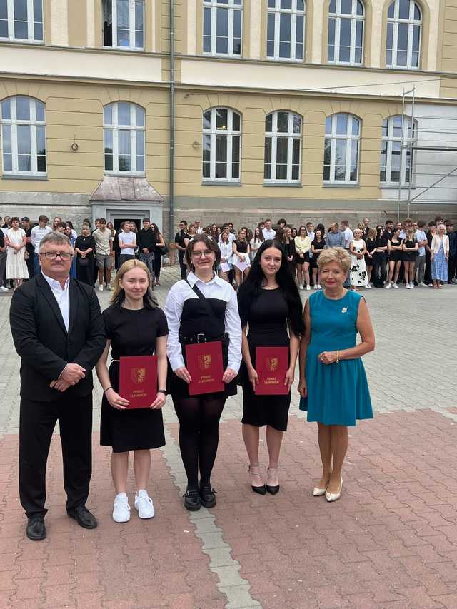 Najlepsi uczniowie szkół ponadpodstawowych z Powiatu Ząbkowickiego nagrodzeni przez Zarząd Powiatu