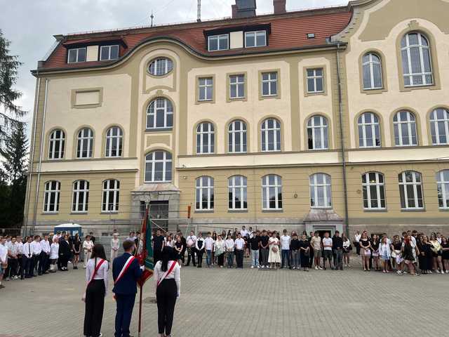 Najlepsi uczniowie szkół ponadpodstawowych z Powiatu Ząbkowickiego nagrodzeni przez Zarząd Powiatu