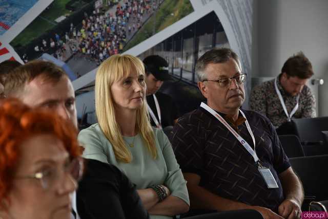[WIDEO, FOTO] Z czym muszą mierzyć się młodzi ludzie? Zamiast mówić o problemach, postawmy wyzwania. O tym, jak wspierać młodych lokalnie