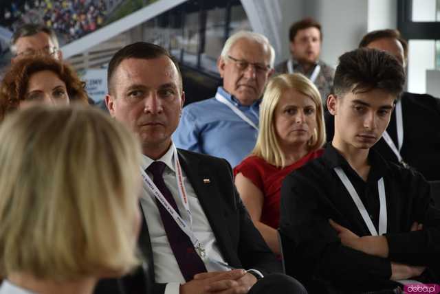 [WIDEO, FOTO] Z czym muszą mierzyć się młodzi ludzie? Zamiast mówić o problemach, postawmy wyzwania. O tym, jak wspierać młodych lokalnie