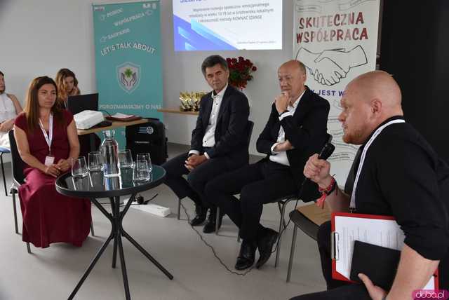 [WIDEO, FOTO] Z czym muszą mierzyć się młodzi ludzie? Zamiast mówić o problemach, postawmy wyzwania. O tym, jak wspierać młodych lokalnie