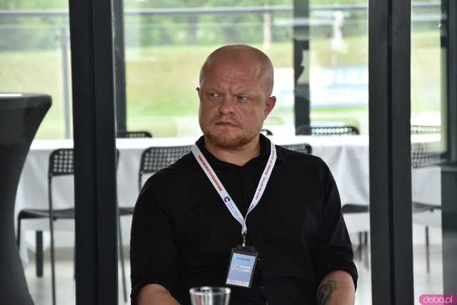 [WIDEO, FOTO] Z czym muszą mierzyć się młodzi ludzie? Zamiast mówić o problemach, postawmy wyzwania. O tym, jak wspierać młodych lokalnie
