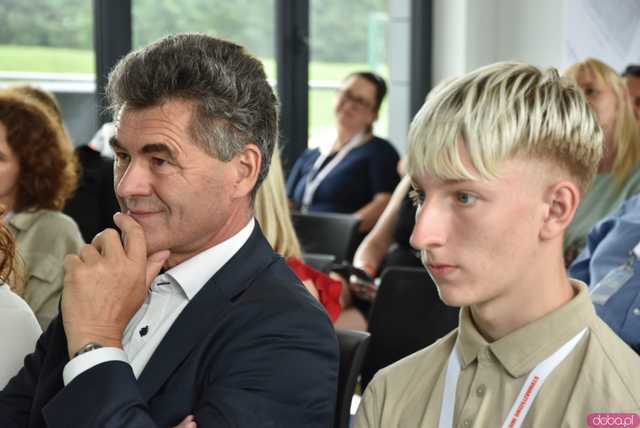 [WIDEO, FOTO] Z czym muszą mierzyć się młodzi ludzie? Zamiast mówić o problemach, postawmy wyzwania. O tym, jak wspierać młodych lokalnie