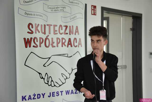 [WIDEO, FOTO] Z czym muszą mierzyć się młodzi ludzie? Zamiast mówić o problemach, postawmy wyzwania. O tym, jak wspierać młodych lokalnie