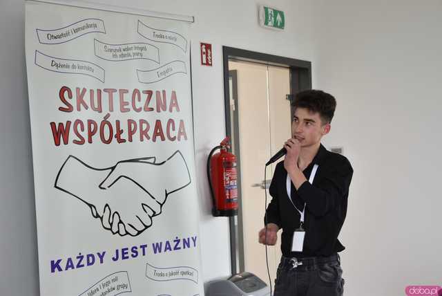 [WIDEO, FOTO] Z czym muszą mierzyć się młodzi ludzie? Zamiast mówić o problemach, postawmy wyzwania. O tym, jak wspierać młodych lokalnie