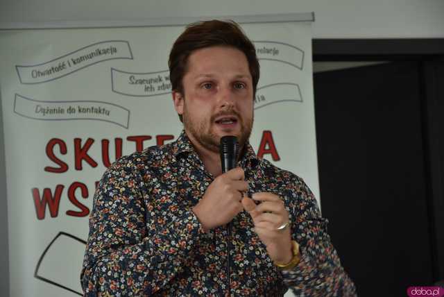 [WIDEO, FOTO] Z czym muszą mierzyć się młodzi ludzie? Zamiast mówić o problemach, postawmy wyzwania. O tym, jak wspierać młodych lokalnie