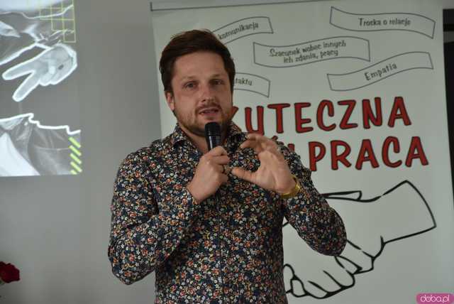 [WIDEO, FOTO] Z czym muszą mierzyć się młodzi ludzie? Zamiast mówić o problemach, postawmy wyzwania. O tym, jak wspierać młodych lokalnie