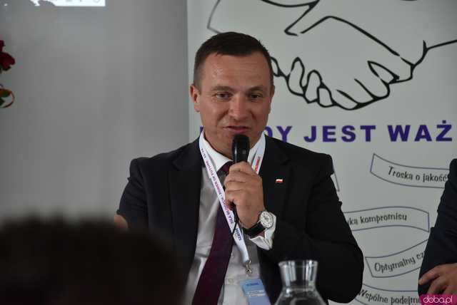 [WIDEO, FOTO] Z czym muszą mierzyć się młodzi ludzie? Zamiast mówić o problemach, postawmy wyzwania. O tym, jak wspierać młodych lokalnie