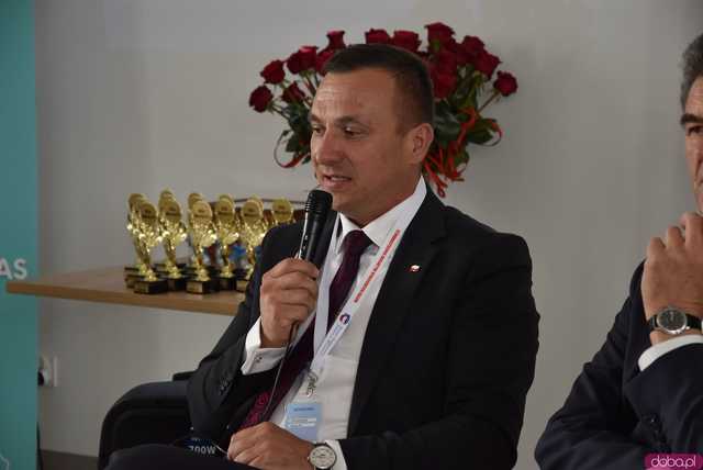 [WIDEO, FOTO] Z czym muszą mierzyć się młodzi ludzie? Zamiast mówić o problemach, postawmy wyzwania. O tym, jak wspierać młodych lokalnie