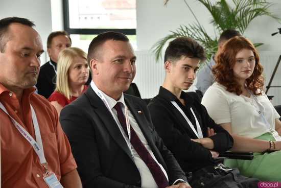 [WIDEO, FOTO] Z czym muszą mierzyć się młodzi ludzie? Zamiast mówić o problemach, postawmy wyzwania. O tym, jak wspierać młodych lokalnie
