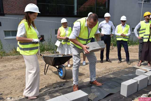 [WIDEO, FOTO] Symboliczny początek budowy bloku przy ul. Różanej w Ziębicach