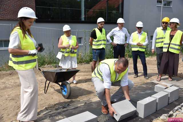 [WIDEO, FOTO] Symboliczny początek budowy bloku przy ul. Różanej w Ziębicach