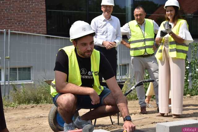 [WIDEO, FOTO] Symboliczny początek budowy bloku przy ul. Różanej w Ziębicach