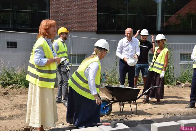 [WIDEO, FOTO] Symboliczny początek budowy bloku przy ul. Różanej w Ziębicach