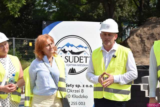 [WIDEO, FOTO] Symboliczny początek budowy bloku przy ul. Różanej w Ziębicach