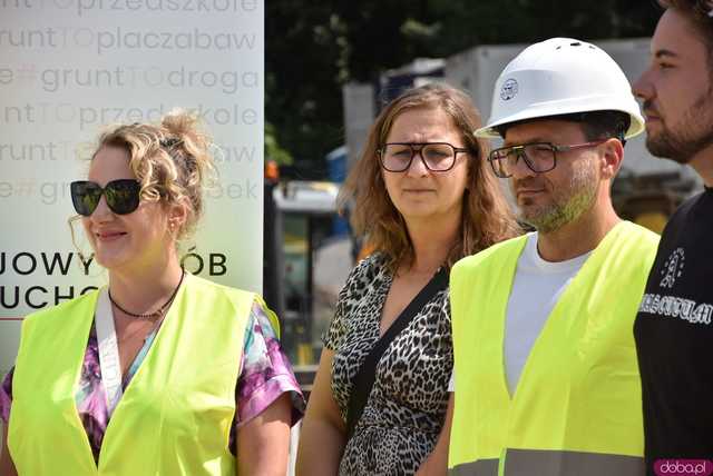 [WIDEO, FOTO] Symboliczny początek budowy bloku przy ul. Różanej w Ziębicach