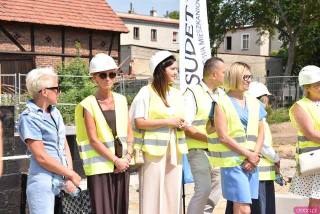 [WIDEO, FOTO] Symboliczny początek budowy bloku przy ul. Różanej w Ziębicach