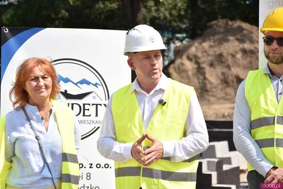 [WIDEO, FOTO] Symboliczny początek budowy bloku przy ul. Różanej w Ziębicach