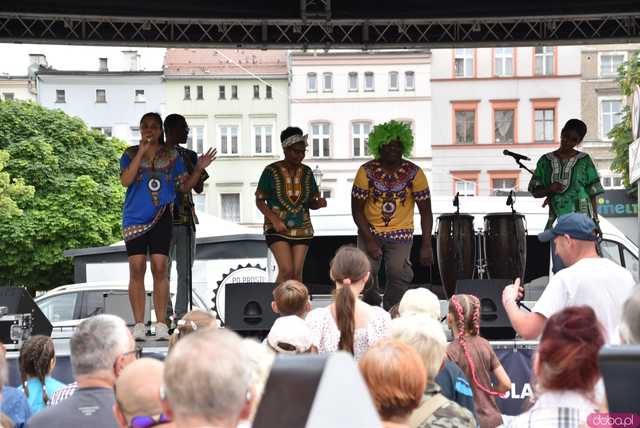 [FOTO, WIDEO] Wakacyjna Scena Muzyczna w Ząbkowicach Śląskich trwa w najlepsze. Tym razem afrykańskie rytmy porwały mieszkańców 