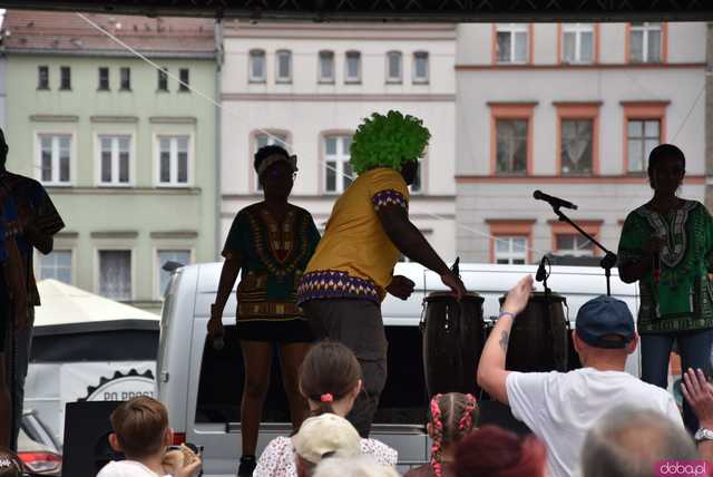 [FOTO, WIDEO] Wakacyjna Scena Muzyczna w Ząbkowicach Śląskich trwa w najlepsze. Tym razem afrykańskie rytmy porwały mieszkańców 