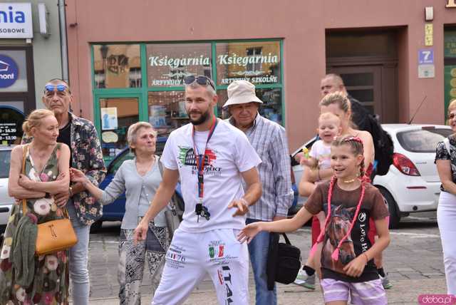 [FOTO, WIDEO] Wakacyjna Scena Muzyczna w Ząbkowicach Śląskich trwa w najlepsze. Tym razem afrykańskie rytmy porwały mieszkańców 