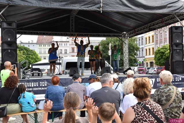 [FOTO, WIDEO] Wakacyjna Scena Muzyczna w Ząbkowicach Śląskich trwa w najlepsze. Tym razem afrykańskie rytmy porwały mieszkańców 