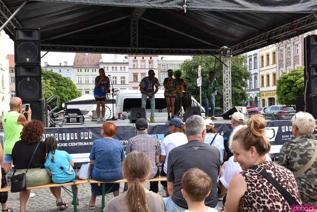 [FOTO, WIDEO] Wakacyjna Scena Muzyczna w Ząbkowicach Śląskich trwa w najlepsze. Tym razem afrykańskie rytmy porwały mieszkańców 