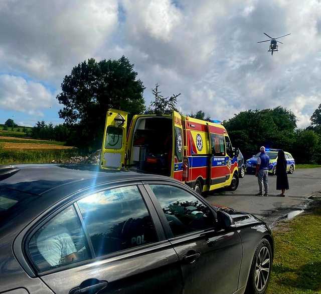 [FOTO] Młody kierowca potrącił pieszą w Lubnowie. 70-latka trafiła do szpitala śmigłowcem
